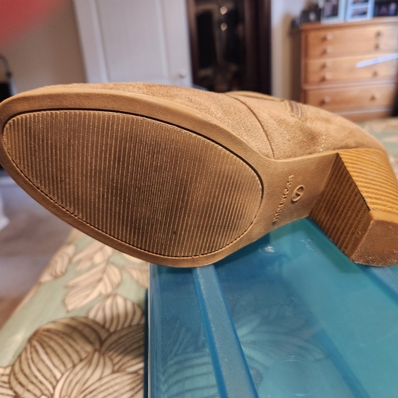 Shoes - Picture 5 of 5